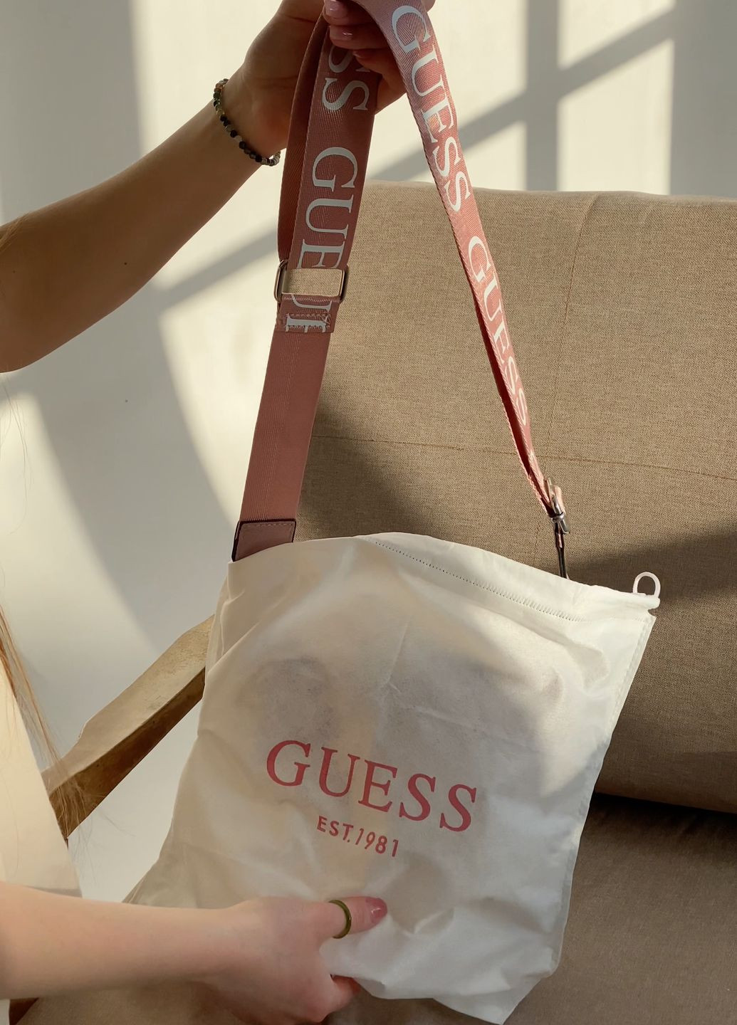 Жіноча сумка Guess крос-боді рожева пудра No Brand (277161332)