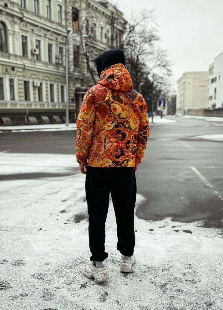 Помаранчева зимня помаранчева чоловіча куртка з яскравою абстракцією No Brand