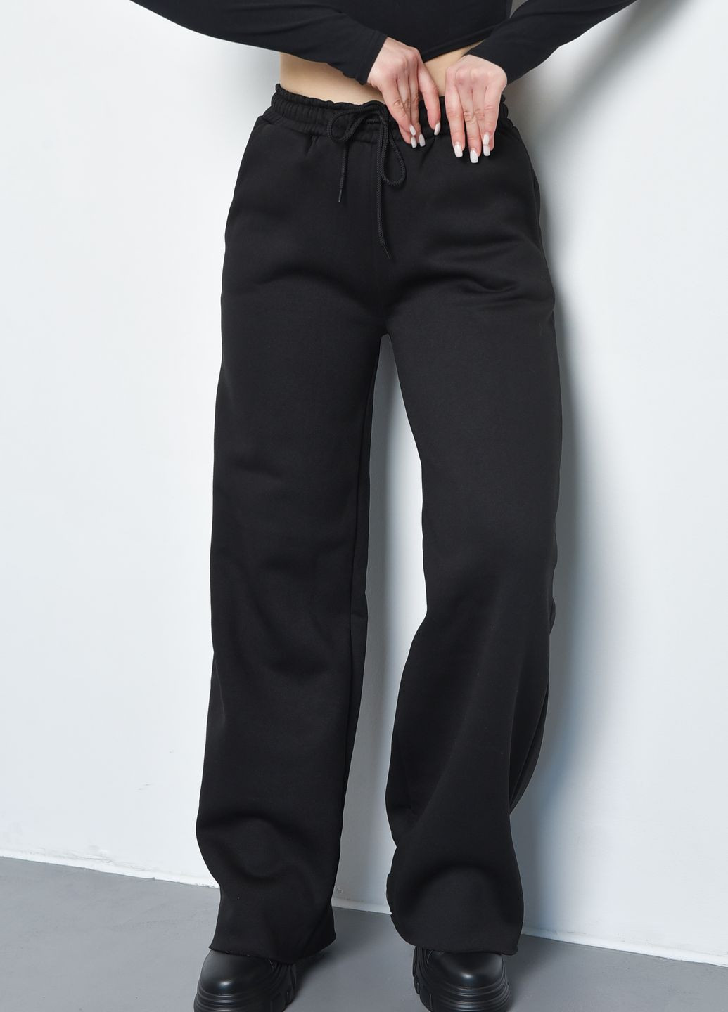 Спортивні штани жіночі на флісі чорного кольору Let's Shop (270364818)