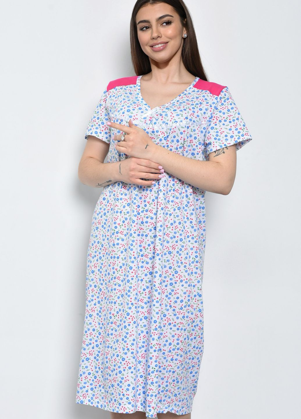 Нічна сорочка жіноча батальна білого кольору з квітковим принтом Let's Shop (271958487)