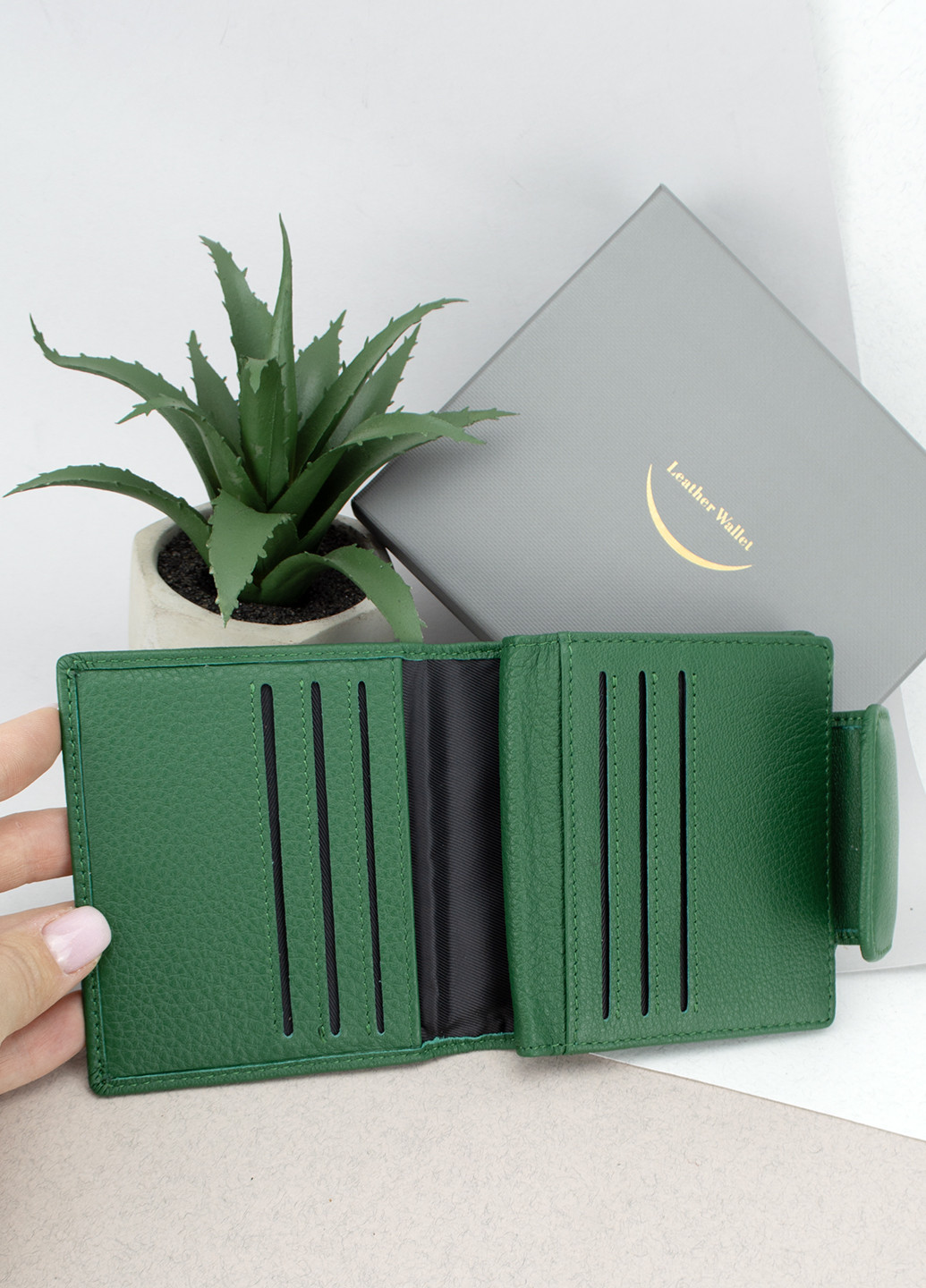 Жіночий шкіряний гаманець маленький 8005 зелений на кнопці Sezfert (273409095)