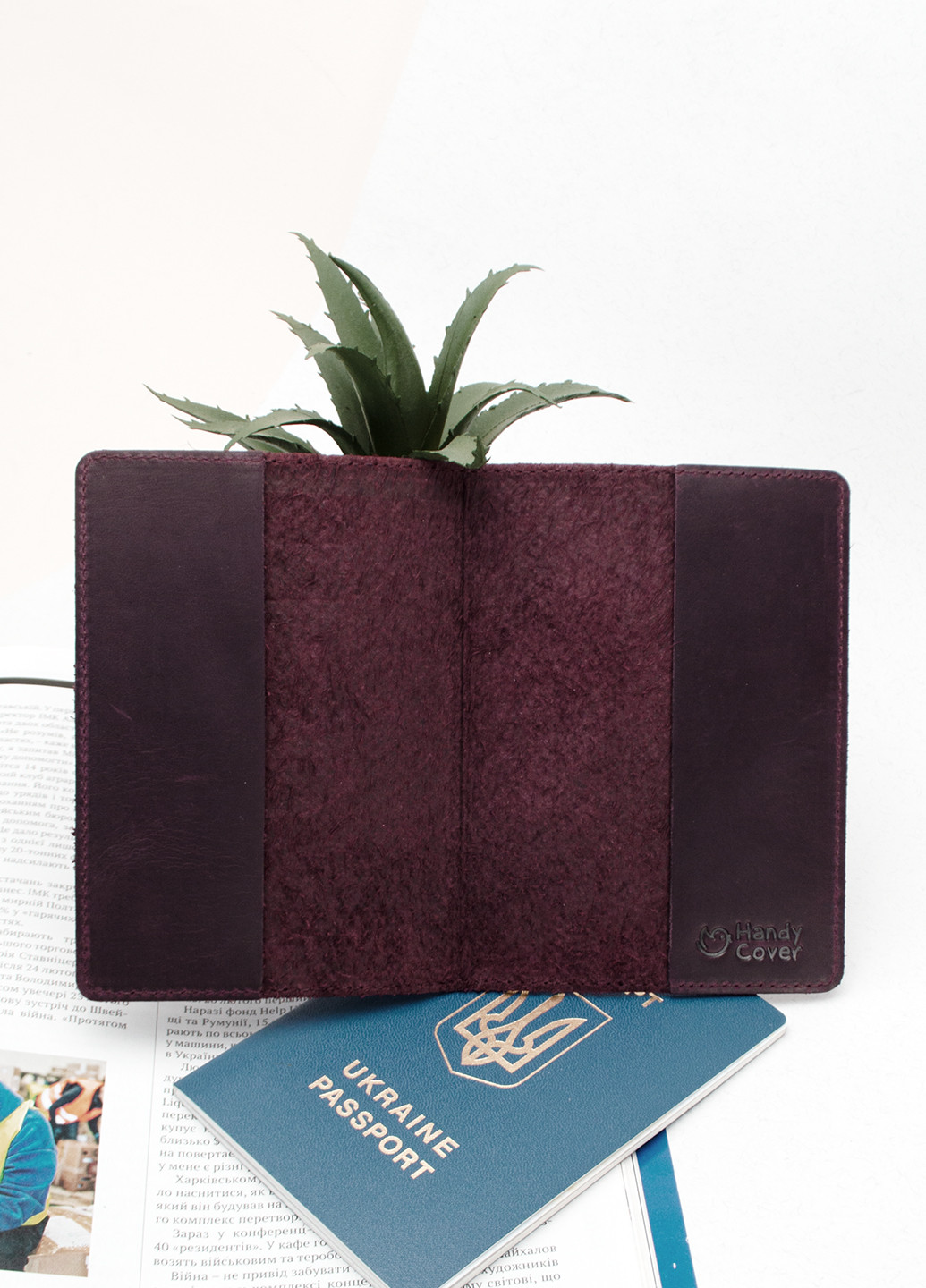 Обложка на паспорт кожаная "Герб" бордовая HandyCover (261406852)
