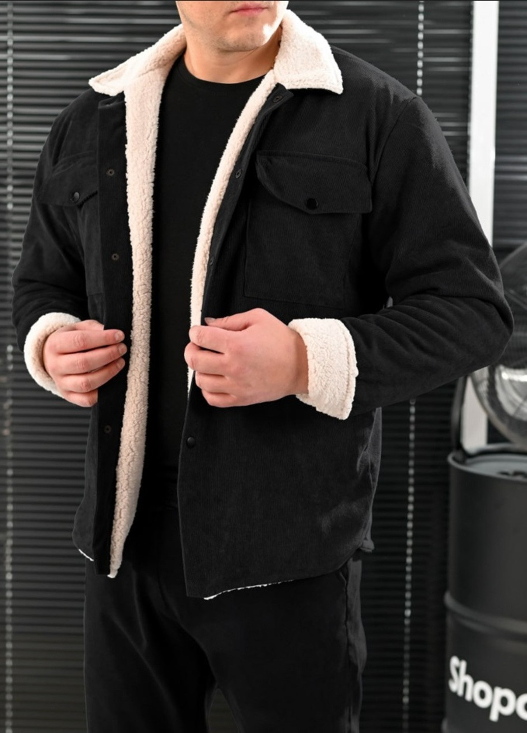 Чорна куртка типу oversize на хутрі ShopnGo