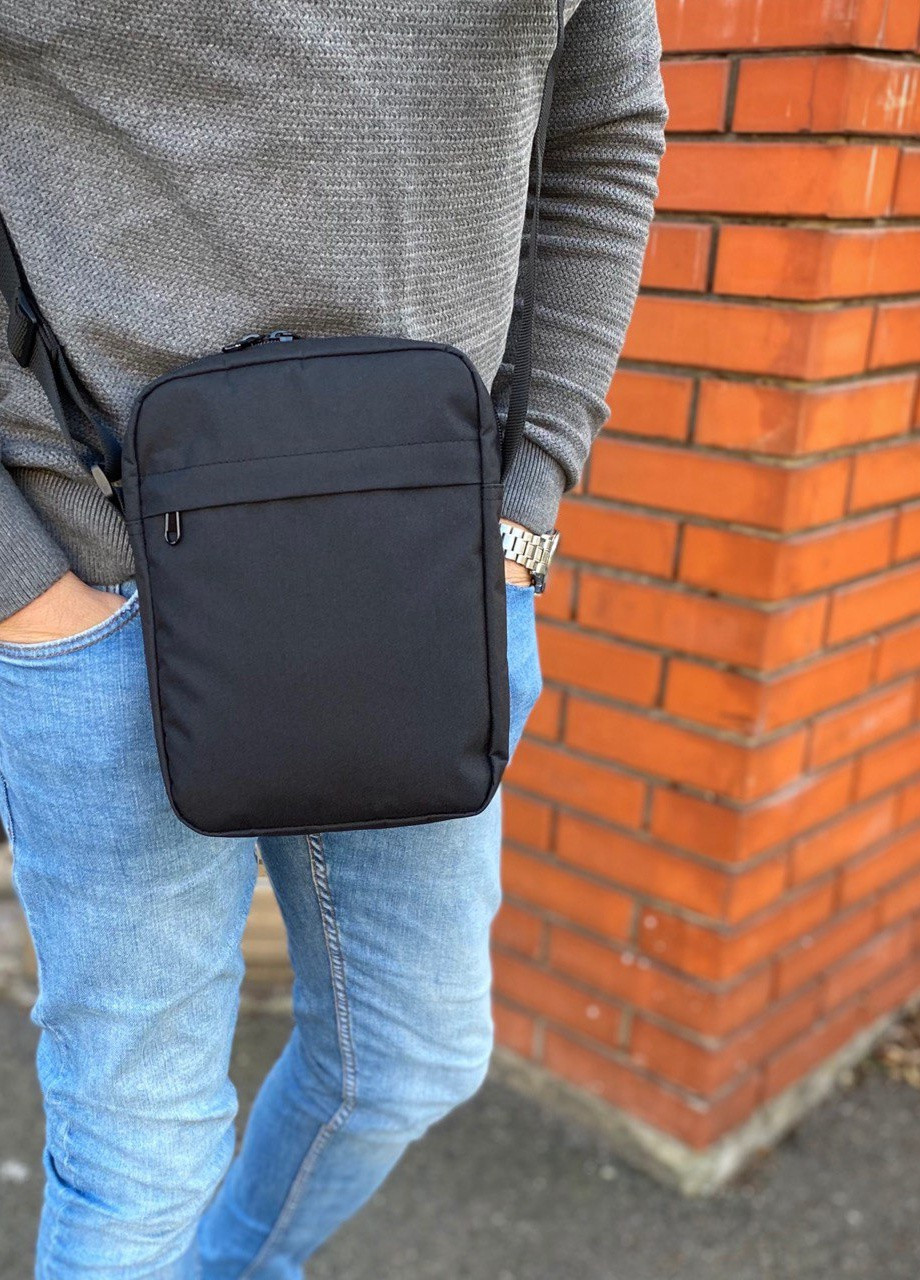 Чоловіча базова чорна текстильна чорна сумка через плече месенджер барсетка Base No Brand (258260652)