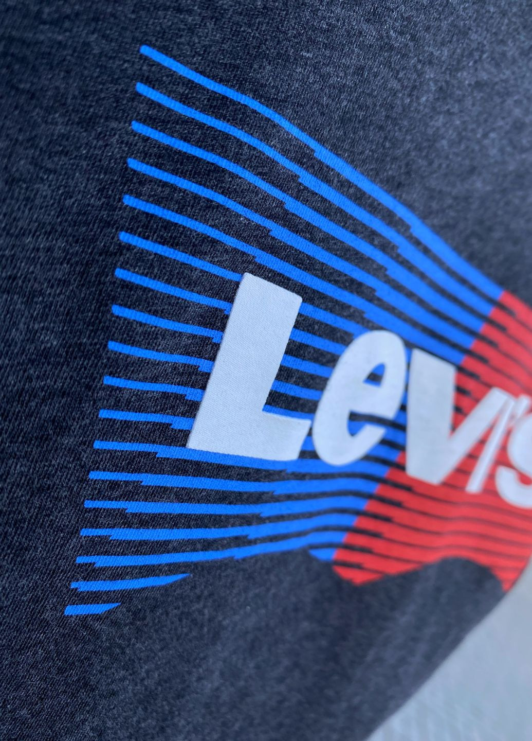 Серая футболка Levi's
