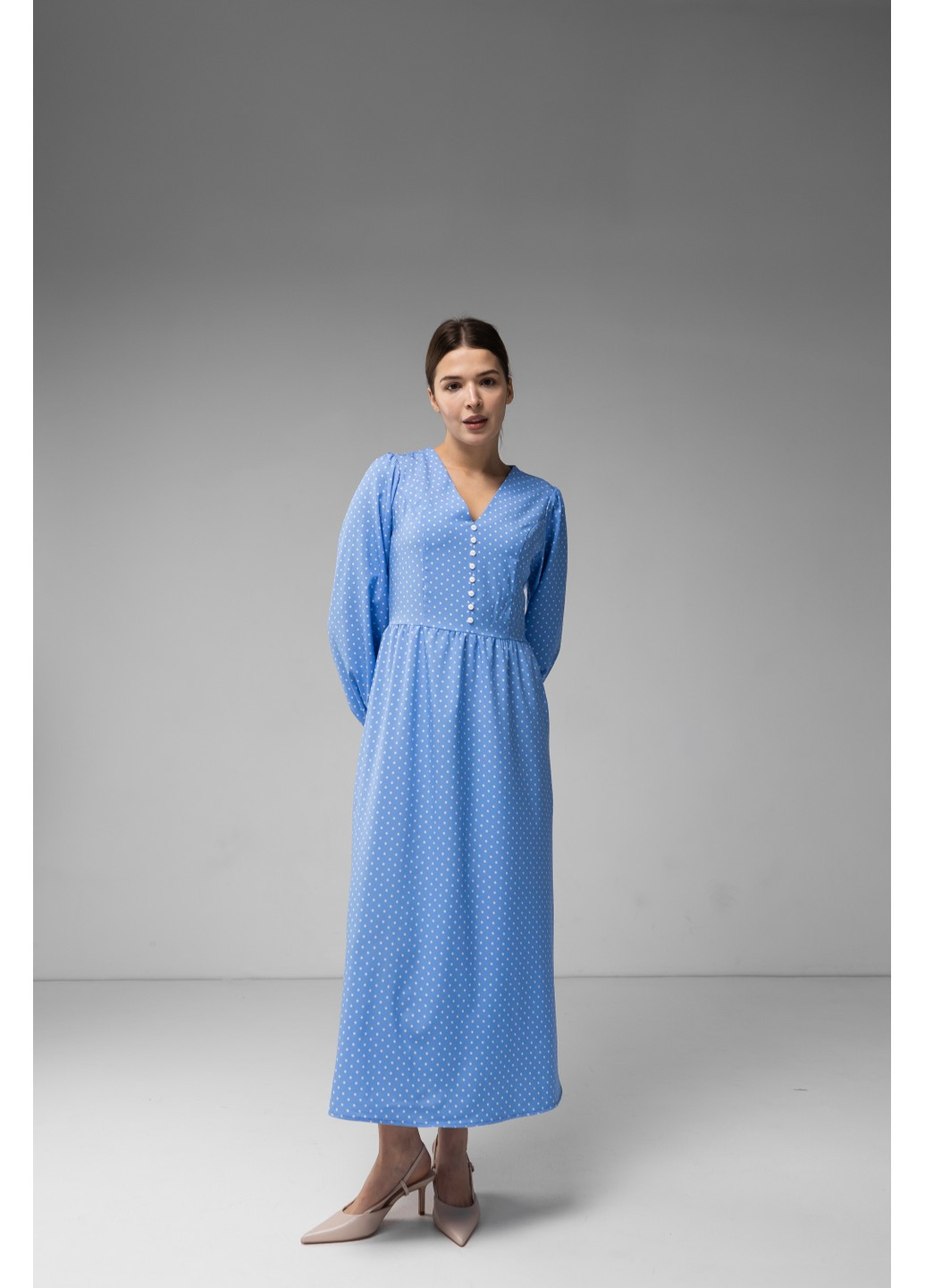 Голубое платье меди из софта в принт горохи голубая Bessa
