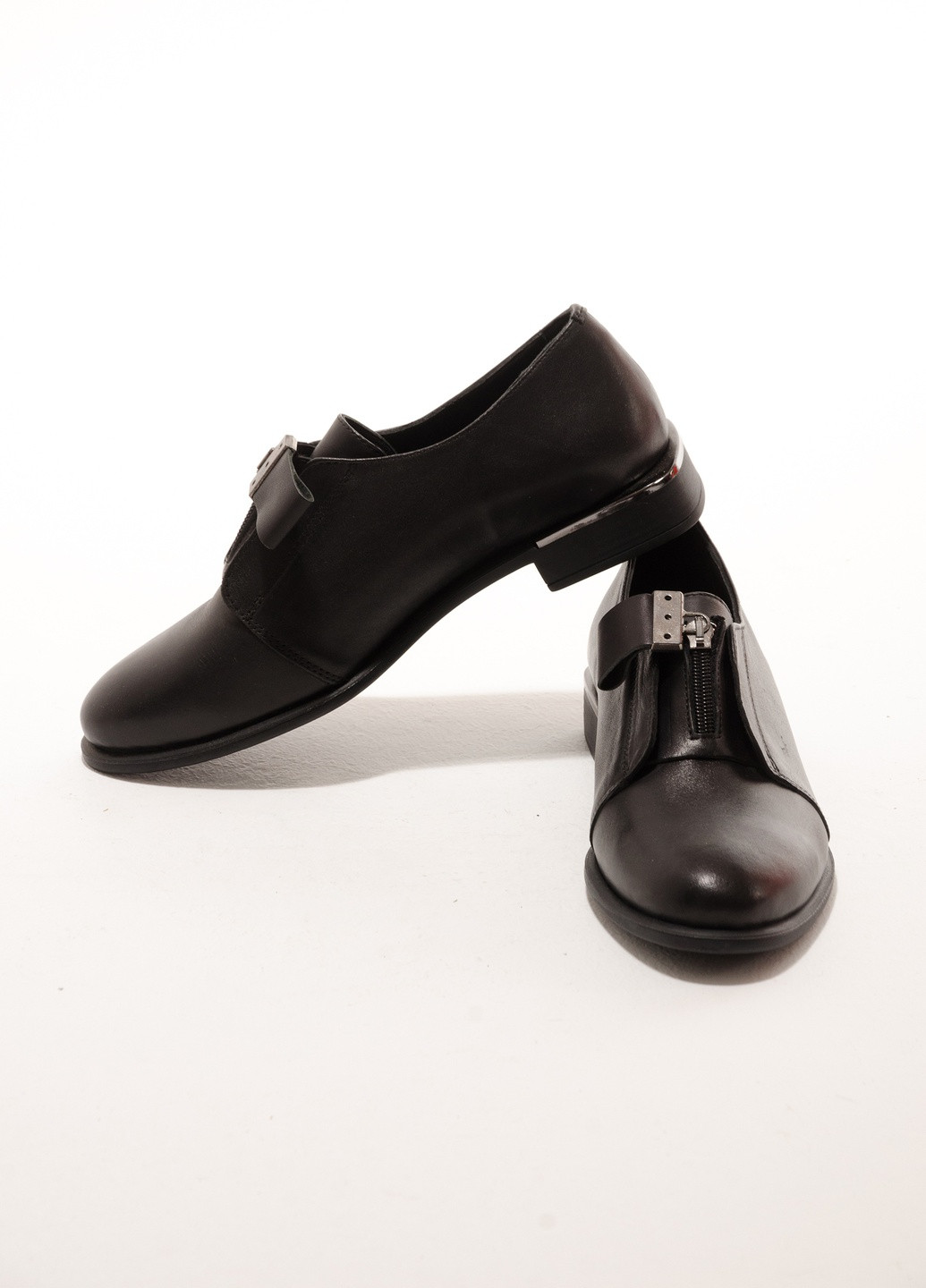 Стильные и неординарные туфли из натуральной кожи InFashion на низком каблуке с молнией, с пряжкой