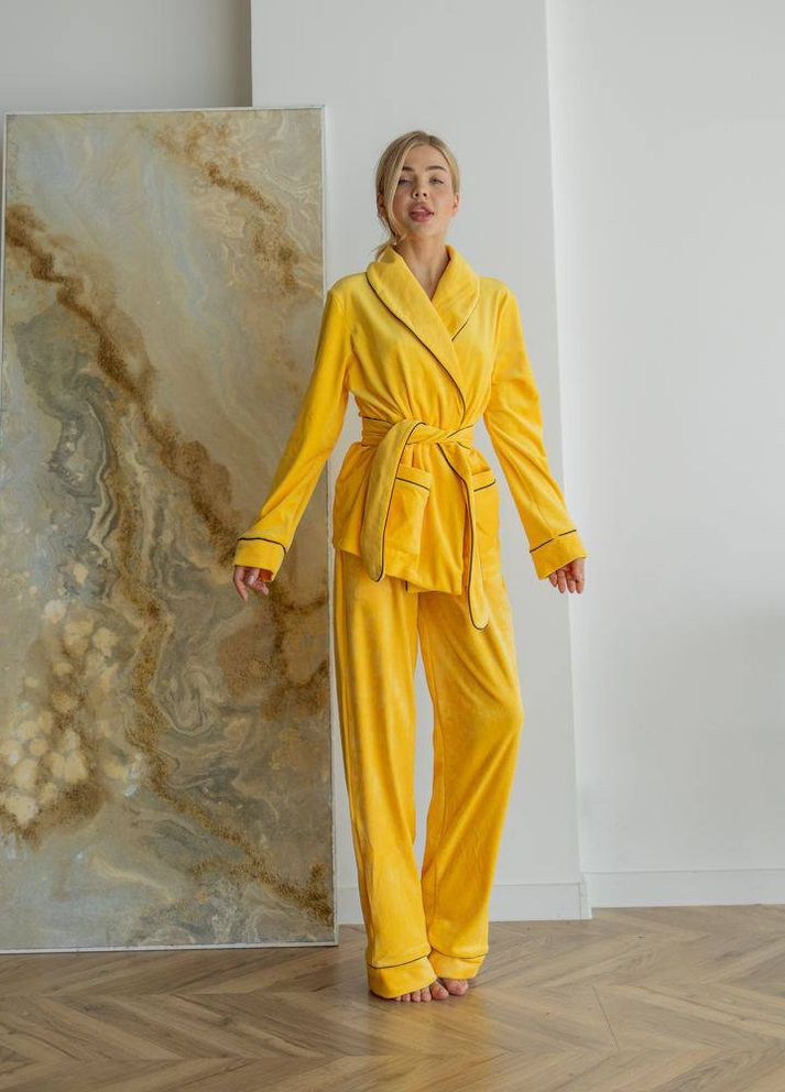 Желтая женская пижама велюр eva на запах желтого цвета р.l 443804 New Trend