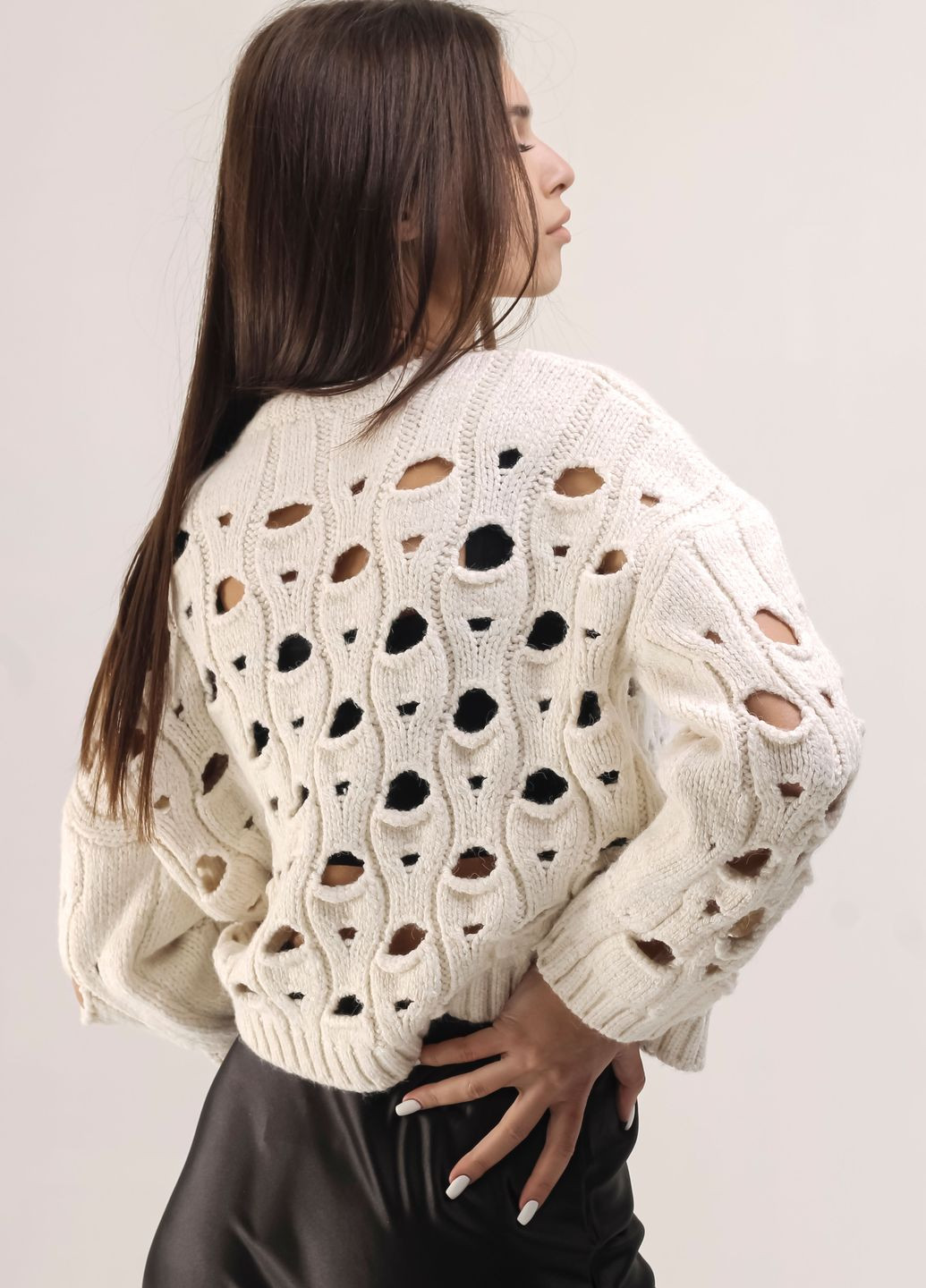 Молочный свитер с вырезами молочный Bisou