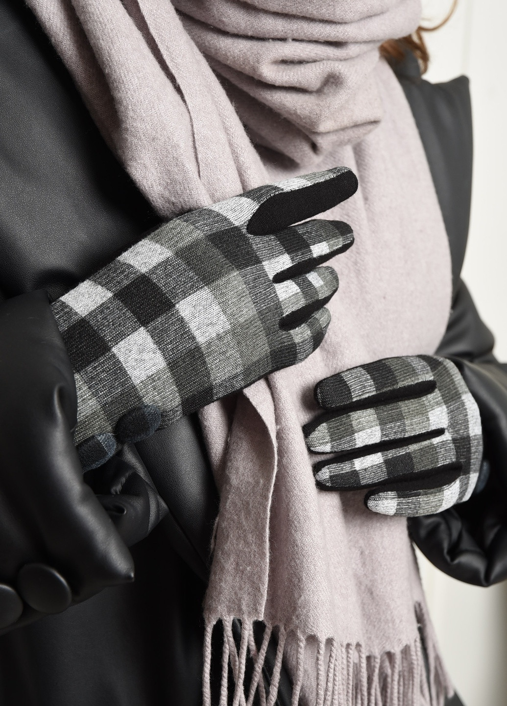 Перчатки женские текстильные на флисе черно-серого цвета Let's Shop (256691073)
