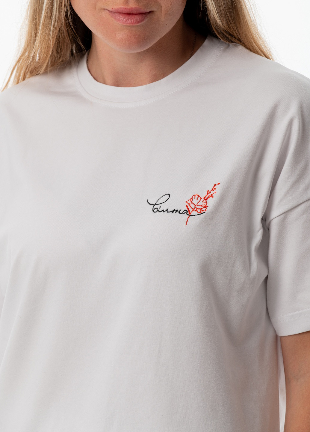 Белая женская футболка оверсайз с вышивкой "свободная" с коротким рукавом VINCA