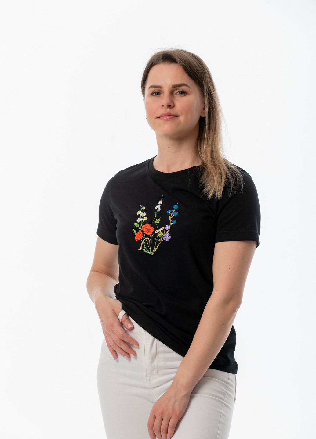Чорна жіноча футболка з вишивкою "тризуб квітуча україна" з коротким рукавом VINCA