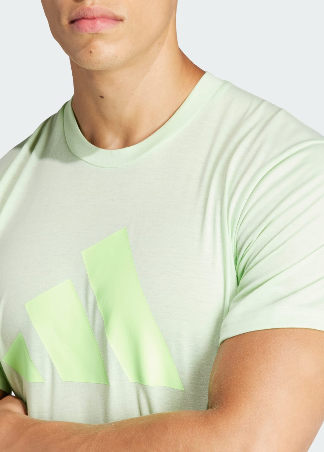 Зеленая футболка для тренировок train essentials feelready logo adidas