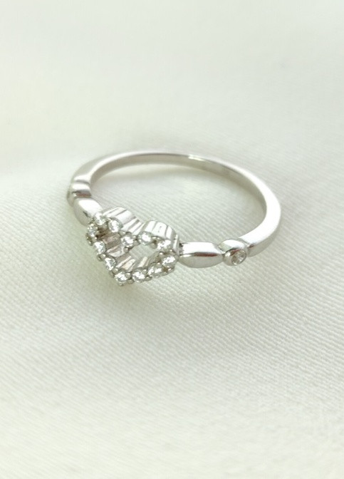 Серебряное кольцо с фианитами сердечко UMAX (259474628)