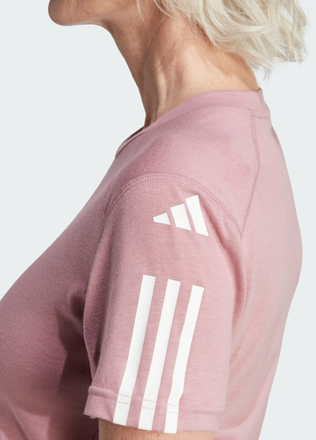 Рожева всесезон футболка train essentials train cotton 3-stripes crop adidas
