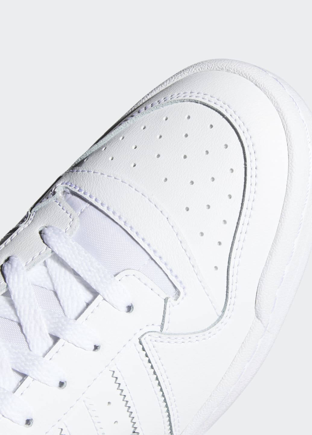 Белые всесезонные кроссовки forum mid adidas