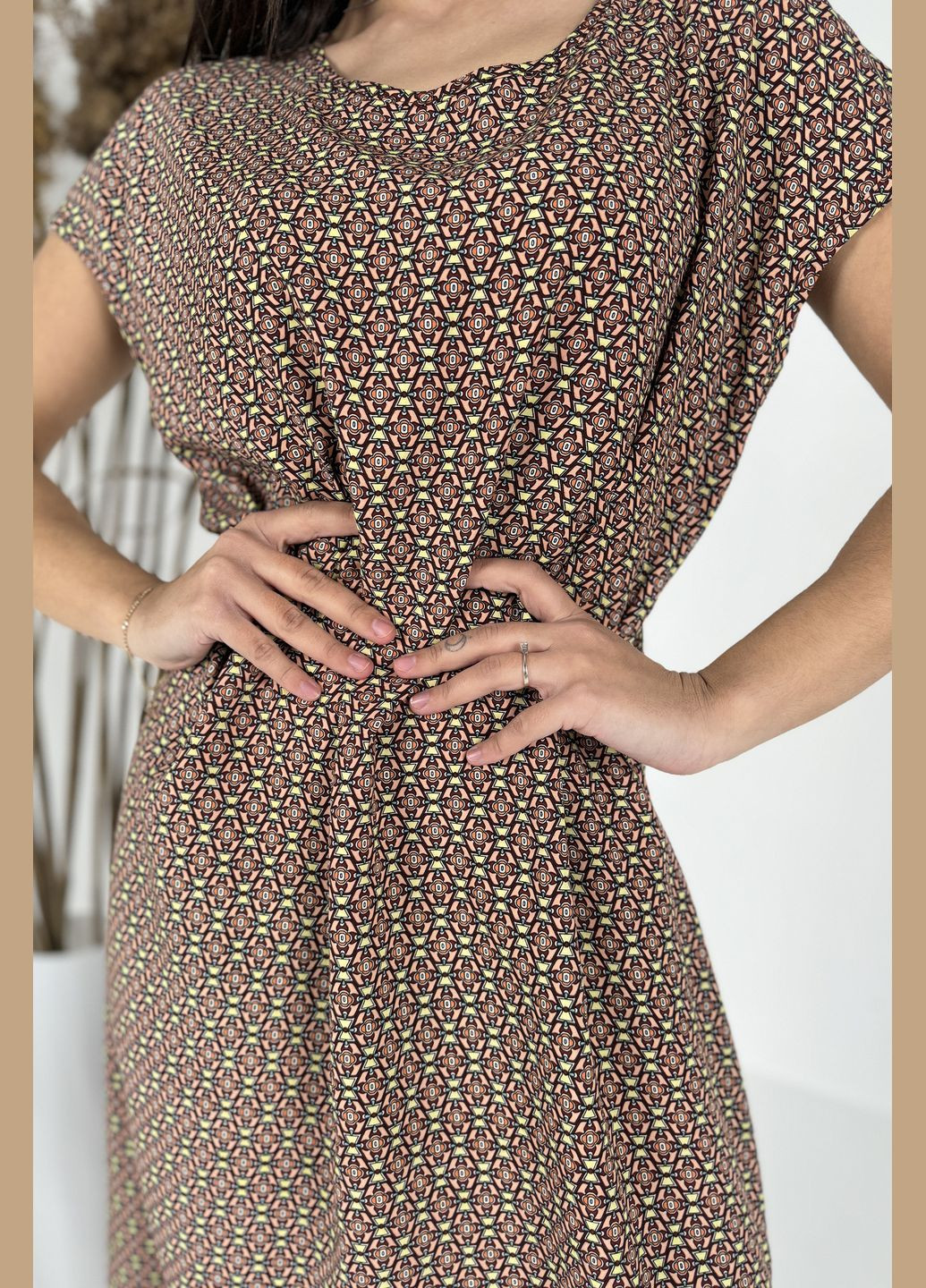 Коричневое повседневный, кэжуал летнее платье-футболка из штапеля в стильном принте платье-футболка INNOE с абстрактным узором