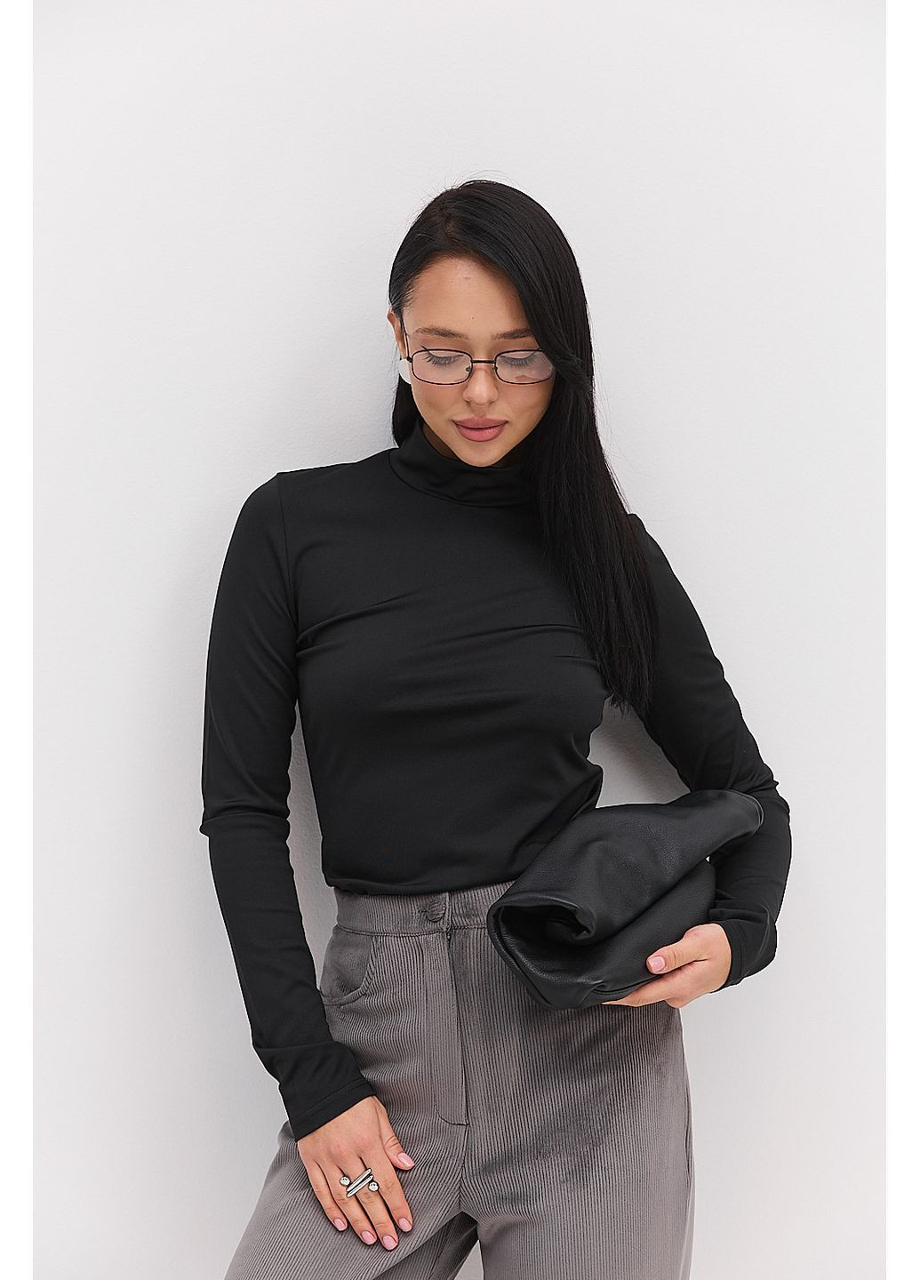 Жіночий лонгслів з коміром-стійкою і вирізом для пальчика чорний Arjen (370601785)