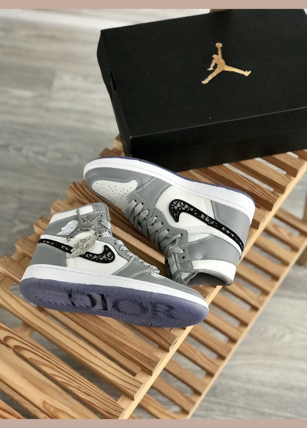 Серые всесезонные кроссовки мужские и женские nike jordan 1 retro dark mocha | найк аир джордан 1 ретро дарк моча серо-белые No Brand