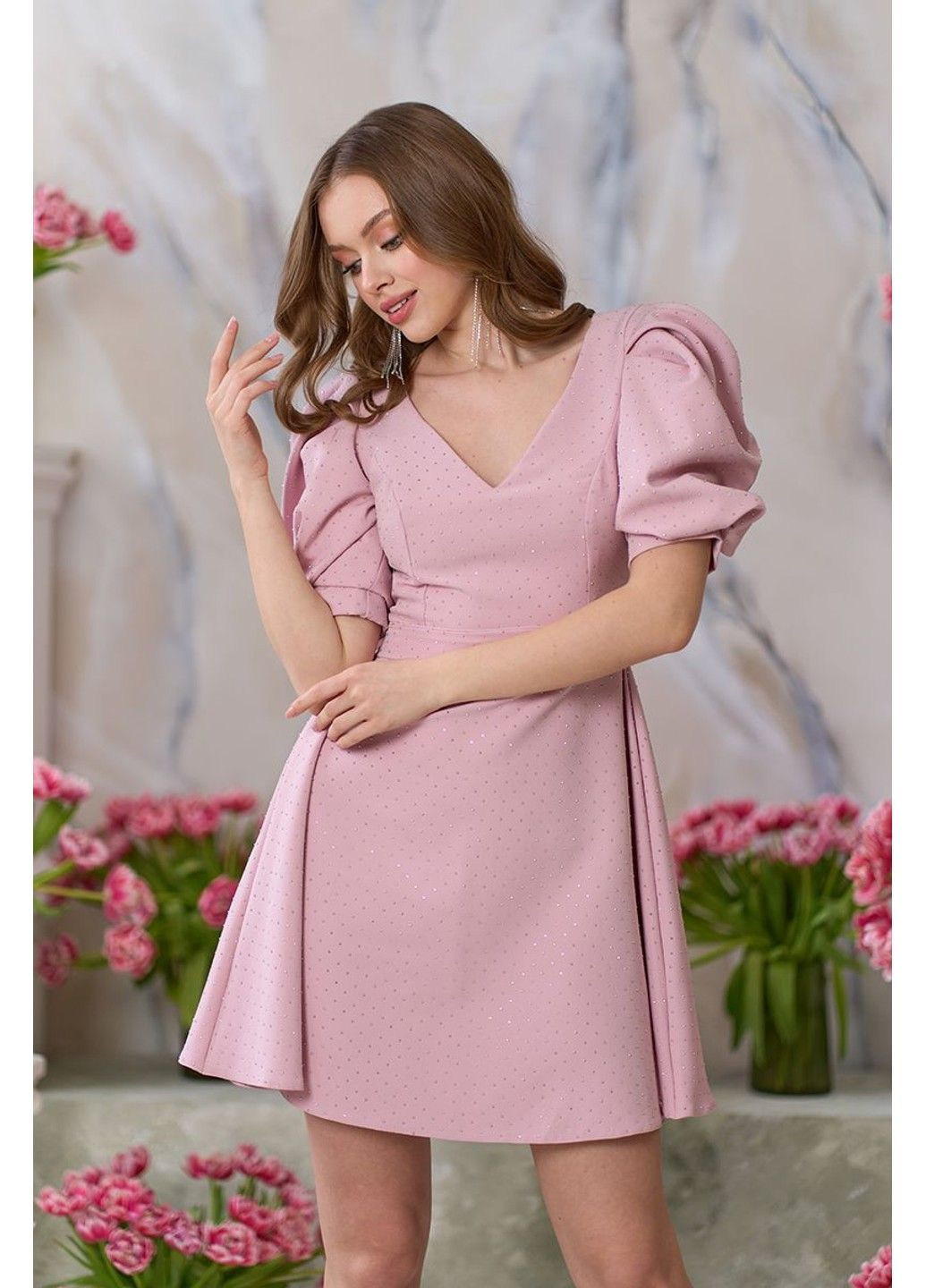 Розовое коктейльное короткое платье со стразами 24118 розовая Tanita-Romario