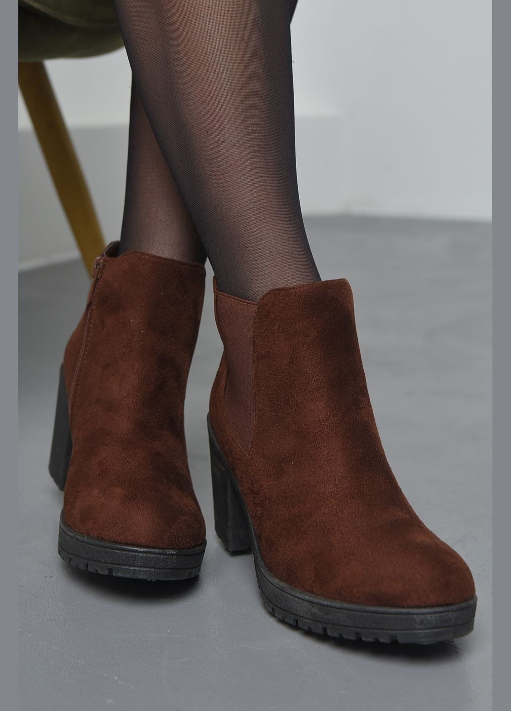Осенние ботинки женские демисезонные коричневого цвета дезерты Let's Shop без декора из искусственной замши