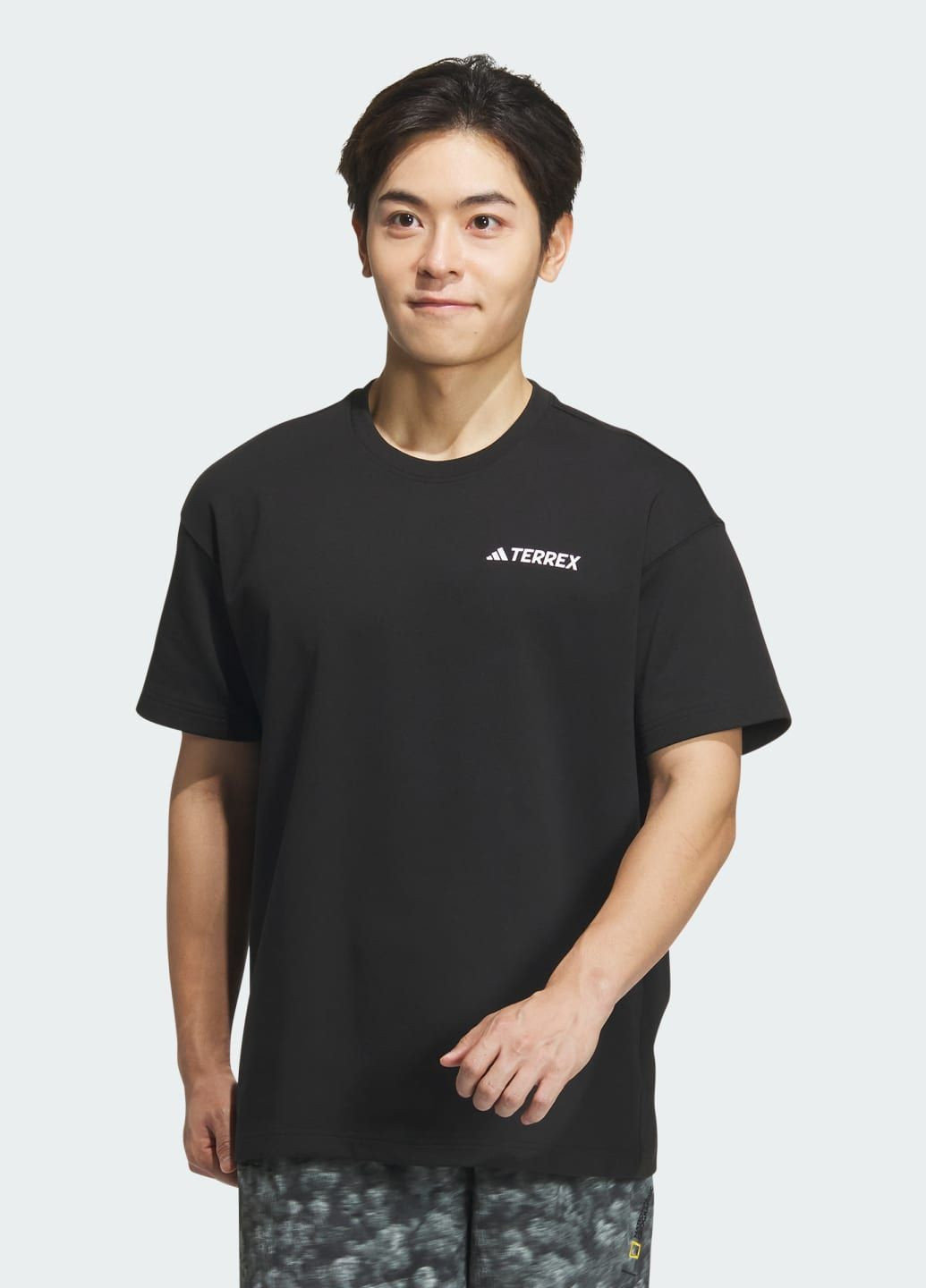 Черная футболка national geographic aeroready graphic short sleeve adidas