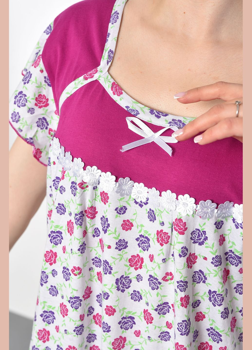 Ночная рубашка женская батальная белого цвета с цветочным принтом Let's Shop (293337684)