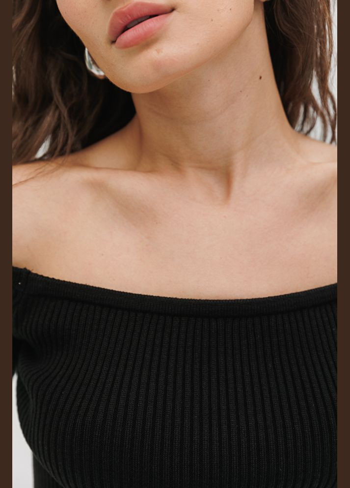 Чорна літня жіноча трикотажна футболка з відкритими плечима Arjen