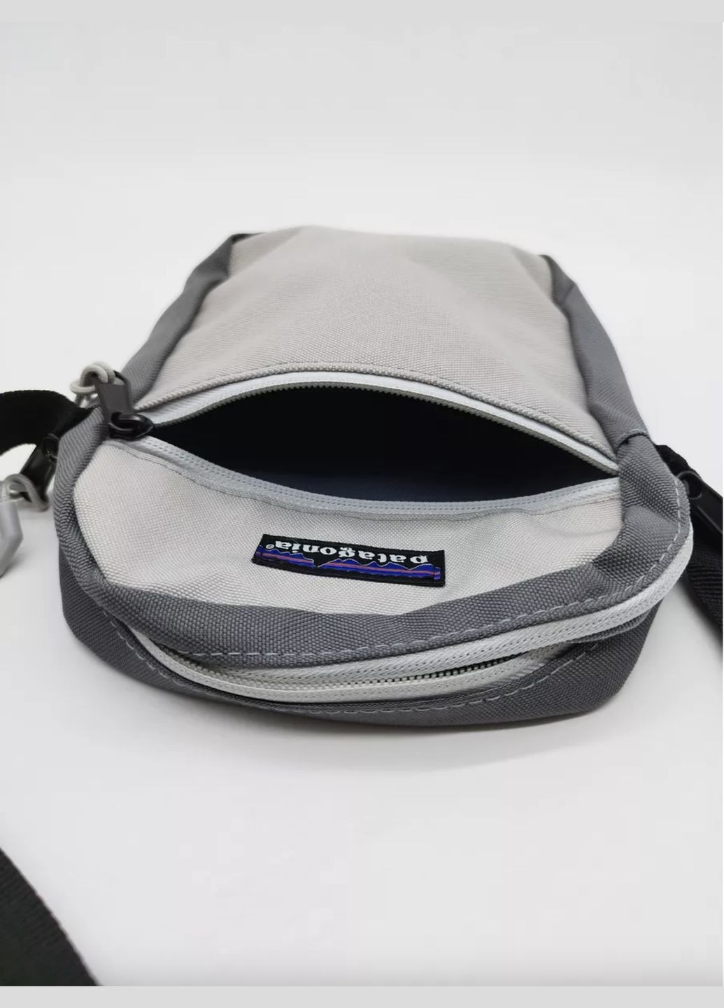Сумка через плече унісекс світло-сірого кольору. No Brand Мессенджер (322768093)