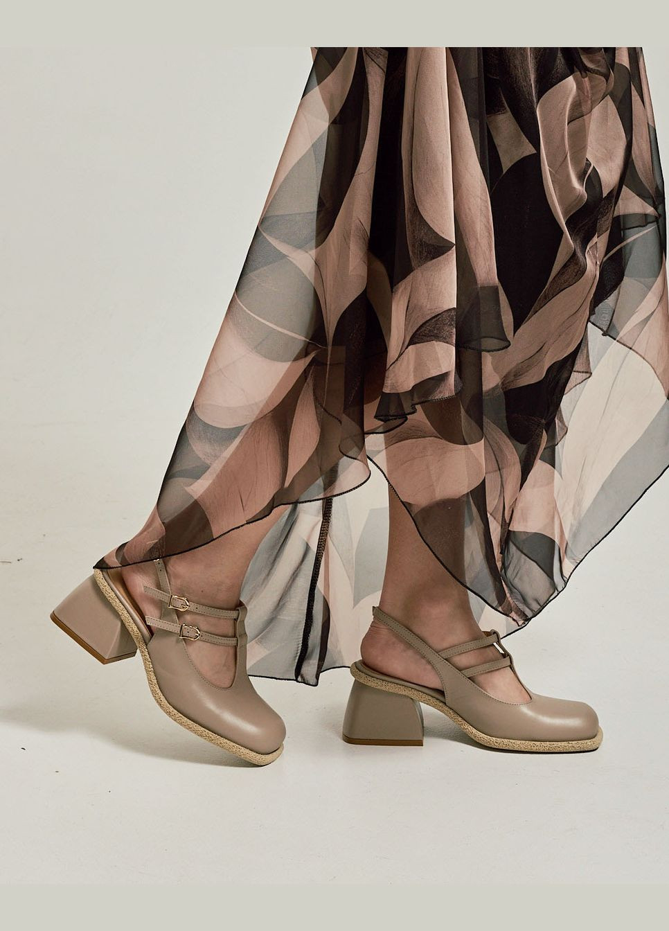 Темно-бежевые босоножки на каблуке темно-бежевые кожа Lottini с ремешком