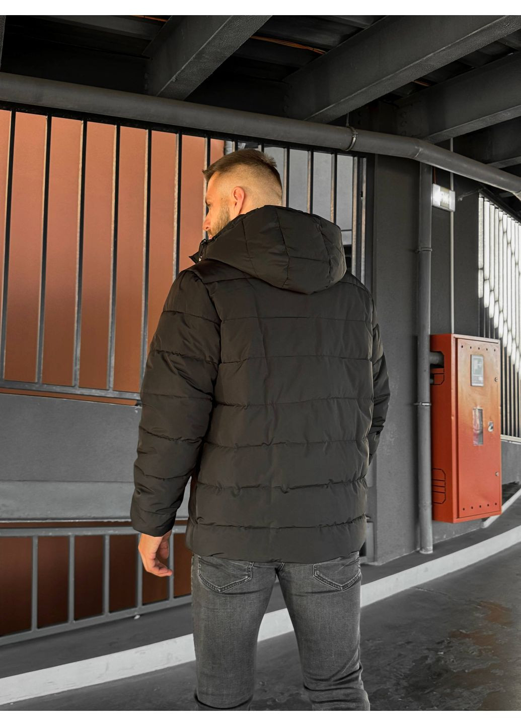 Черная демисезонная пуховая демисезонная куртка базовая Vakko