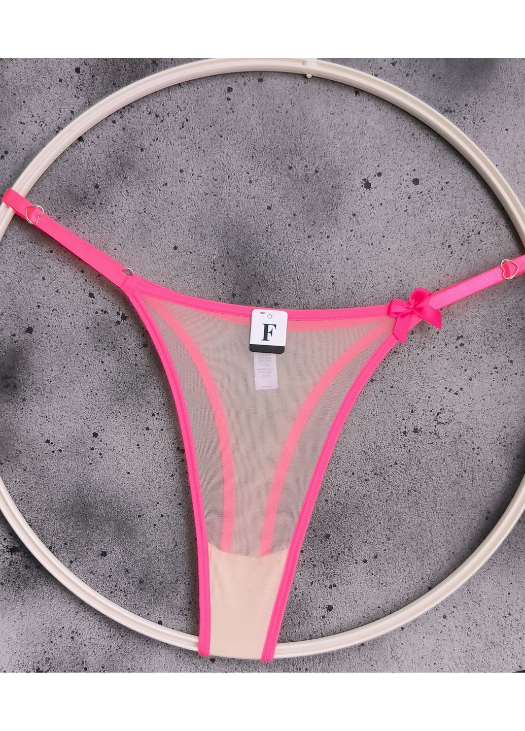 Трусики стринги на регуляторах выполнены из нежной прозрачной сеточки. No Brand (363186449)