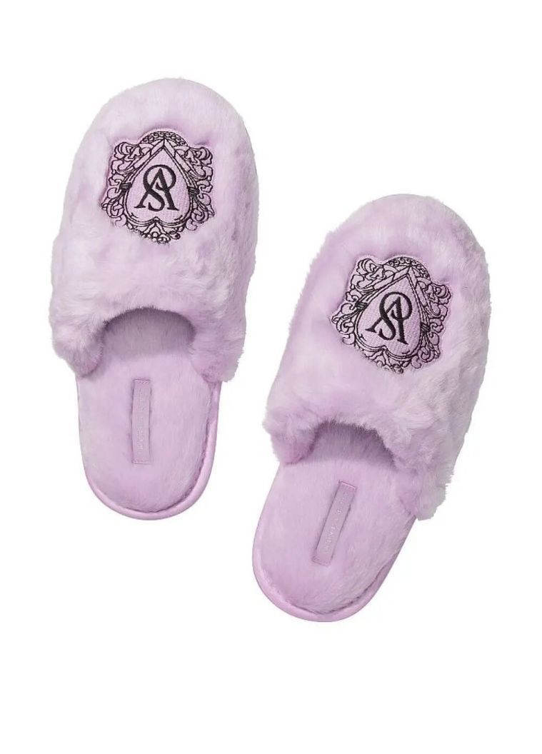 Сиреневые домашние тапочки closed-toe faux fur slippers Victoria's Secret с логотипом