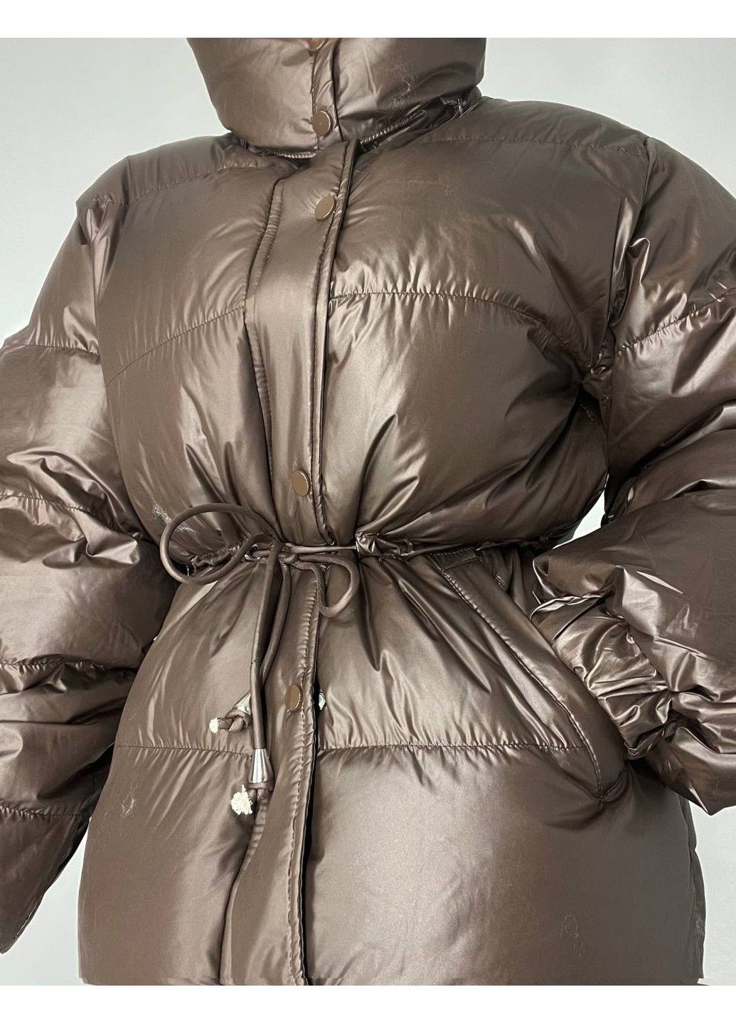 Коричневая демисезонная куртка женская 2401 глянцевая удлиненная с капюшоном пояс шнурок коричневый Fashion