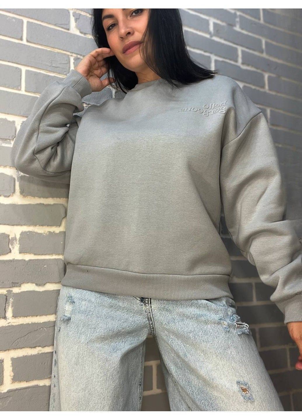 Серый свитшот женский 24-15 оверсайз удлиненная надпись впереди утепленный флис PEPPER MINT (303630236)