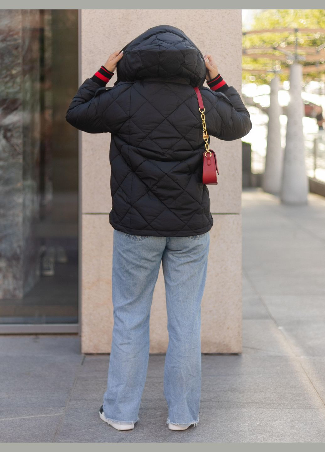 Черная зимняя зимняя женская короткая куртка черная с молочным 122252 Svidni