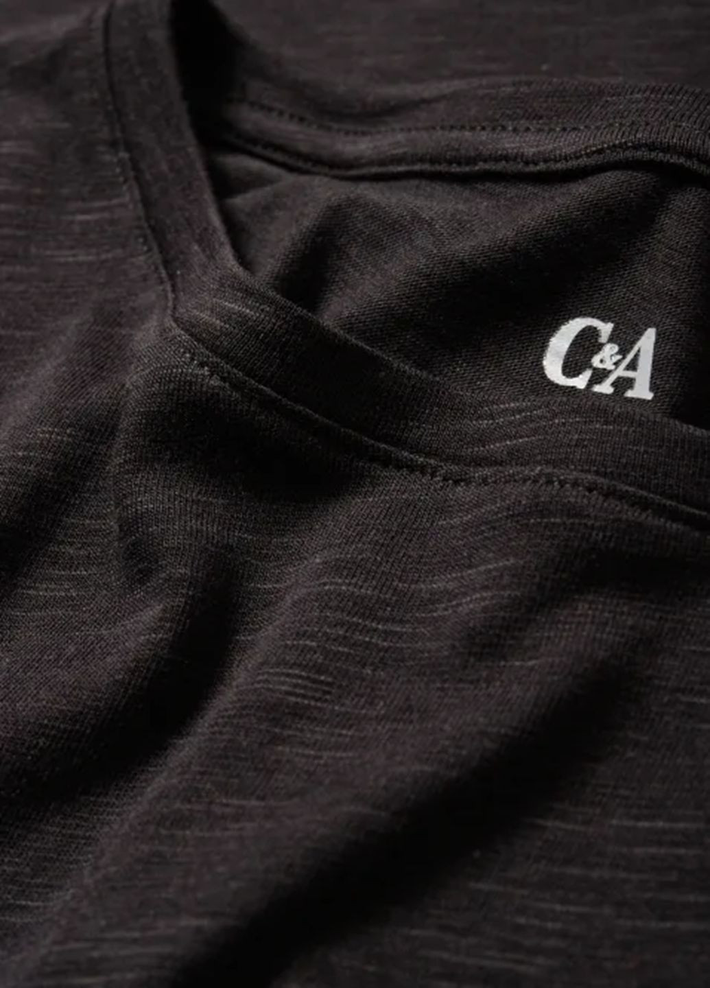 Черная летняя футболка C&A