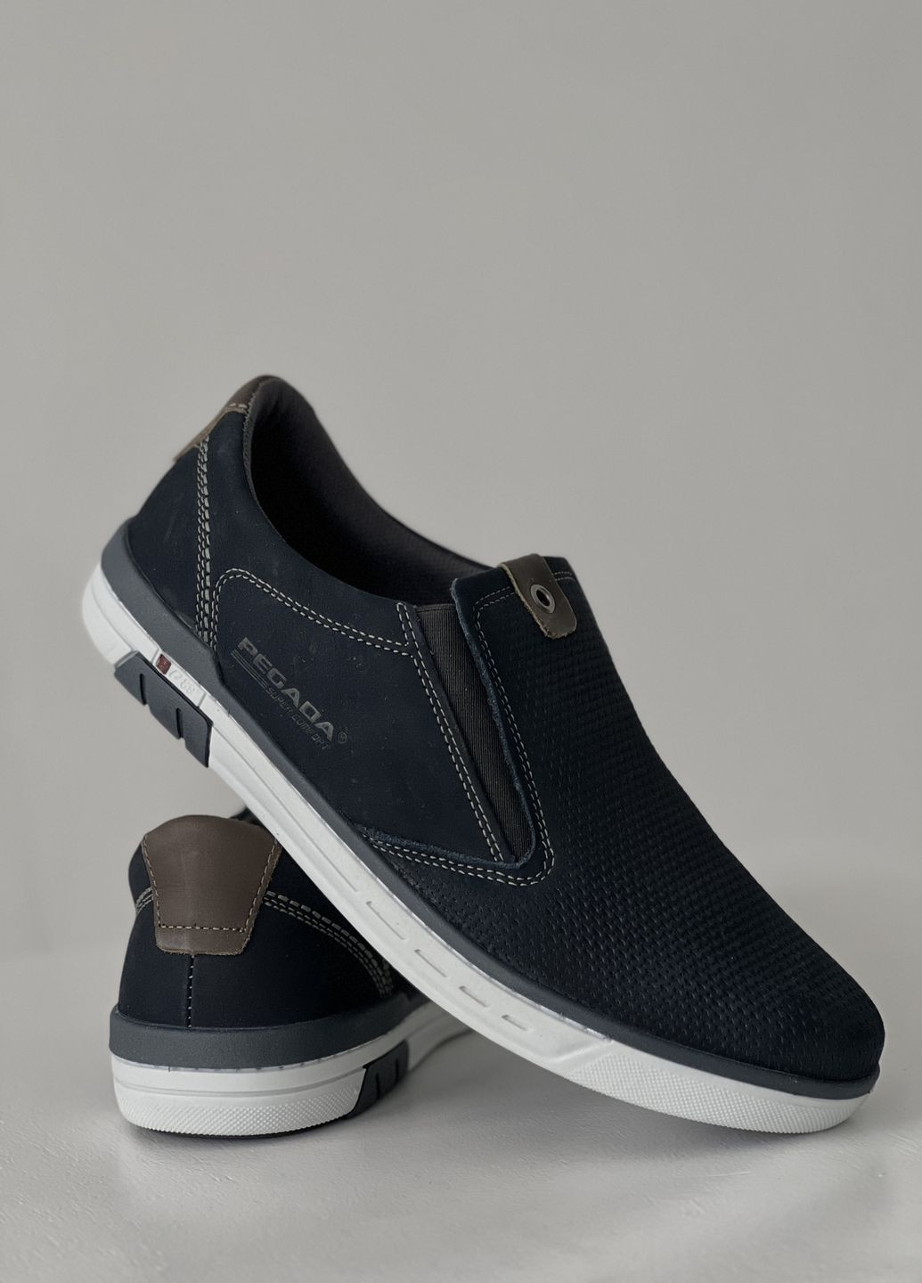 Темно-синие слипоны мужские демисезонные нубуки Pegada