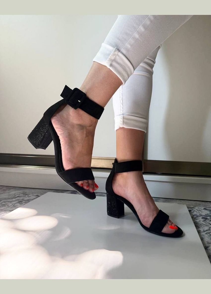 Черные женские черные замшевые босоножки на стойках с закрытой пяткой и ремешком черный цвет замш No Brand с ремешком со стразами, с камнями, с пряжкой