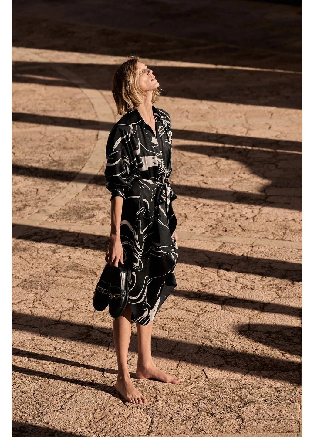 Черное платье-макси с абстрактным черным принтом, размер l Zara однотонное