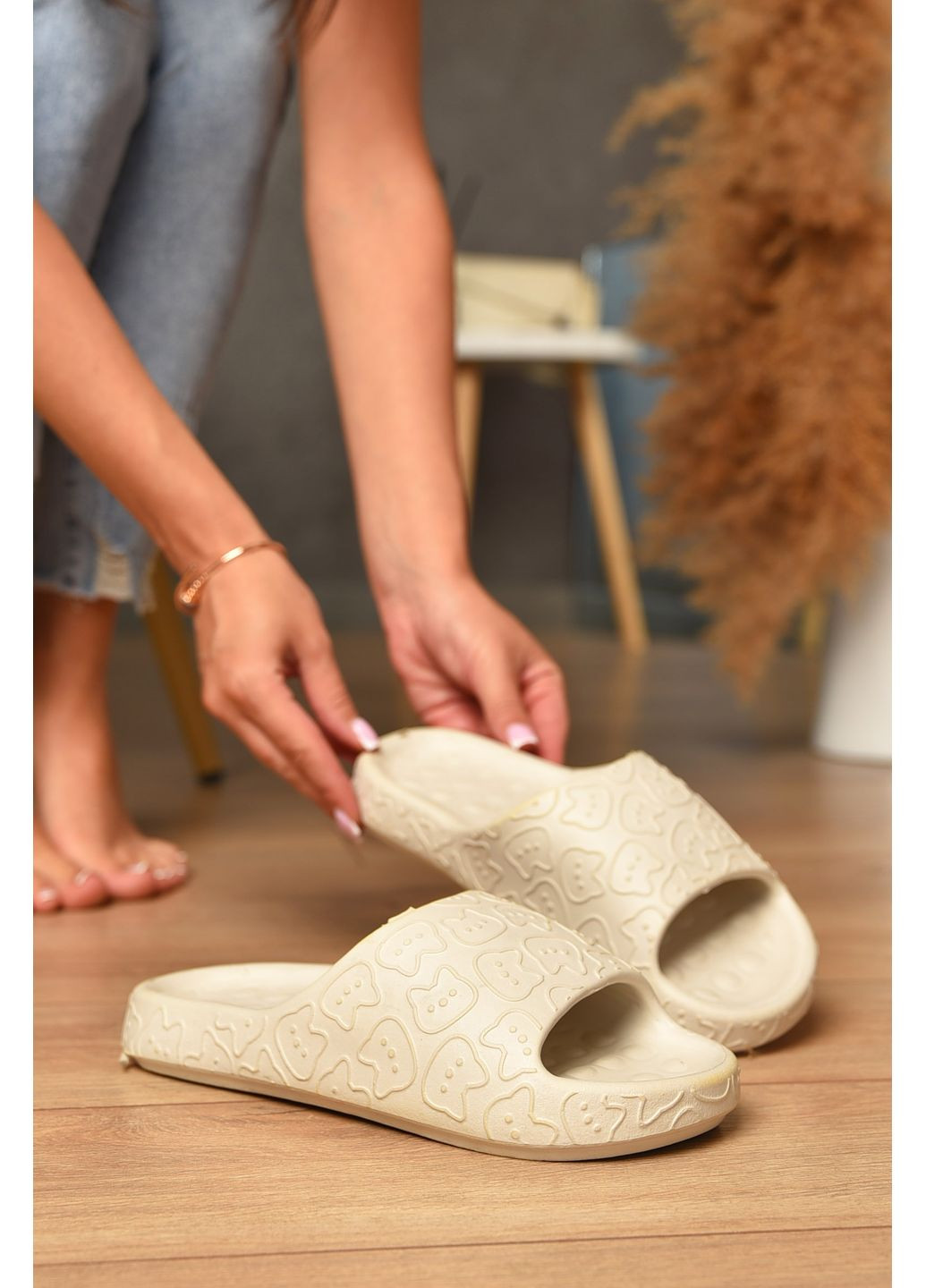 Светло-серые шлепанцы пена женские серого цвета Let's Shop