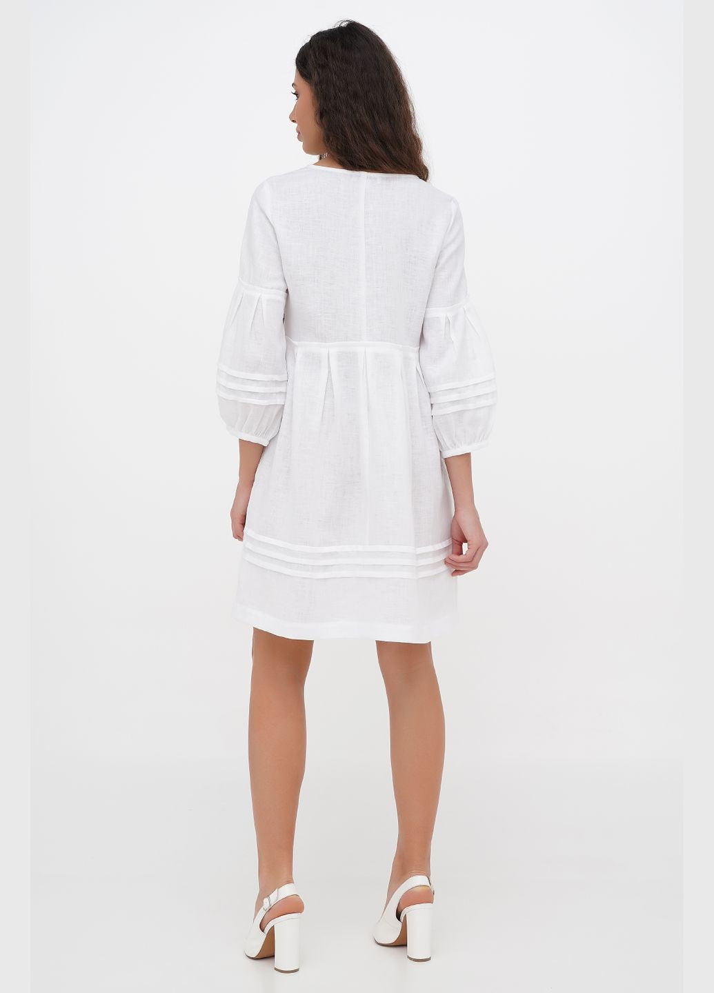 Белое вышитое мини платье из тонкого льна с цветочным геометрическим орнаментом пектораль. черный, р.38, код 0401/38/147 ГАЛЕРЕЯ ЛЬОНУ