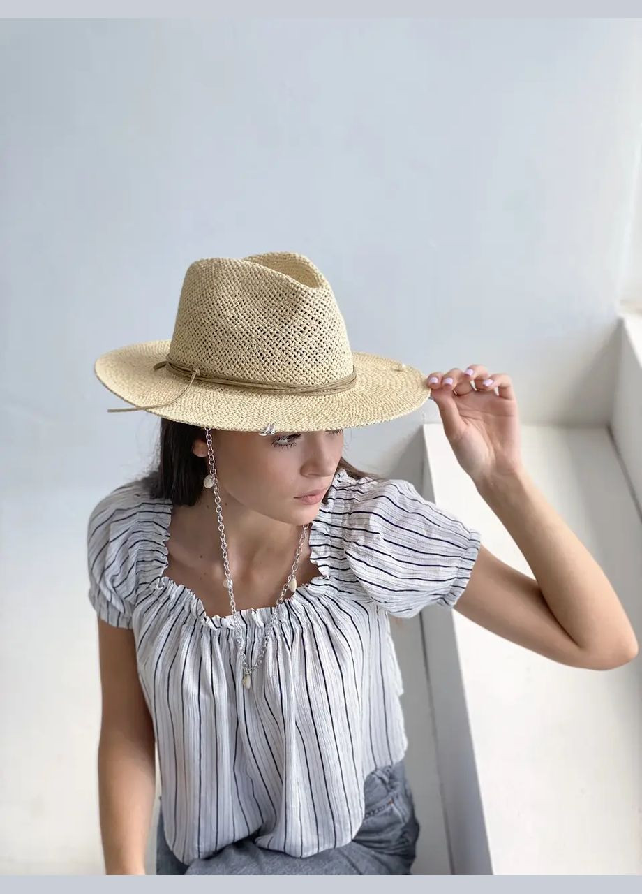 Шляпа женская на лето Федора с бежевый рафия с серебристой цепью и ракушками D.Hats (283022791)