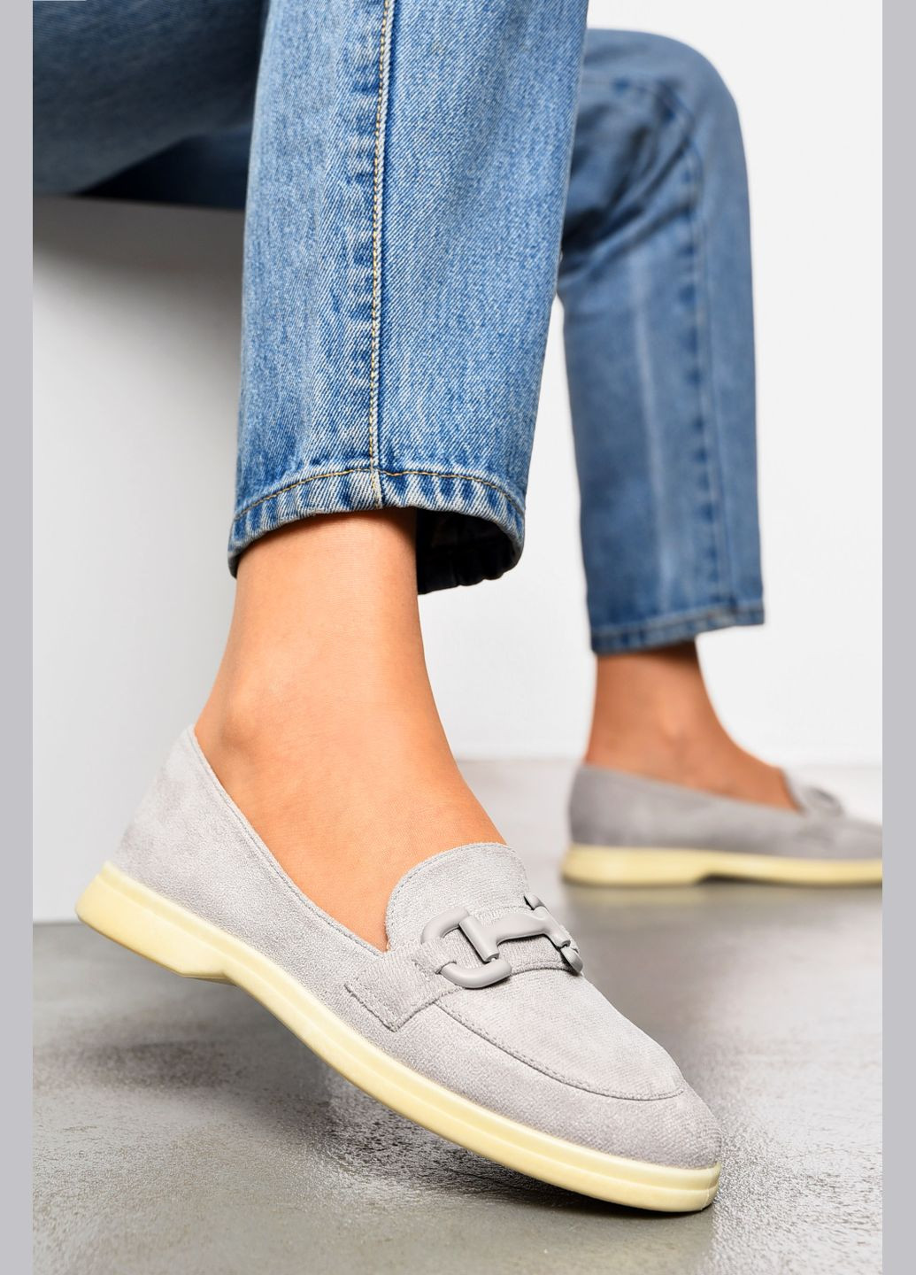 Let's Shop Туфли-лоферы женские серого цвета лоферы серый з искусственная замша, украина — демисезон (325610151)