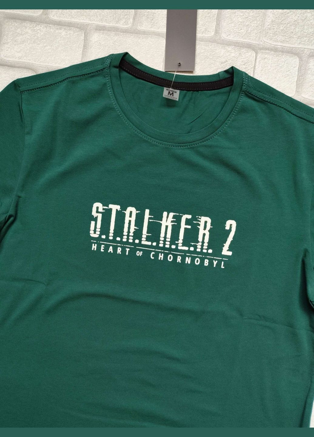Изумрудная мужская футболка трикотаж сталкер изумрудная рисунок светится в темноте спортивная размер м с коротким рукавом FERO