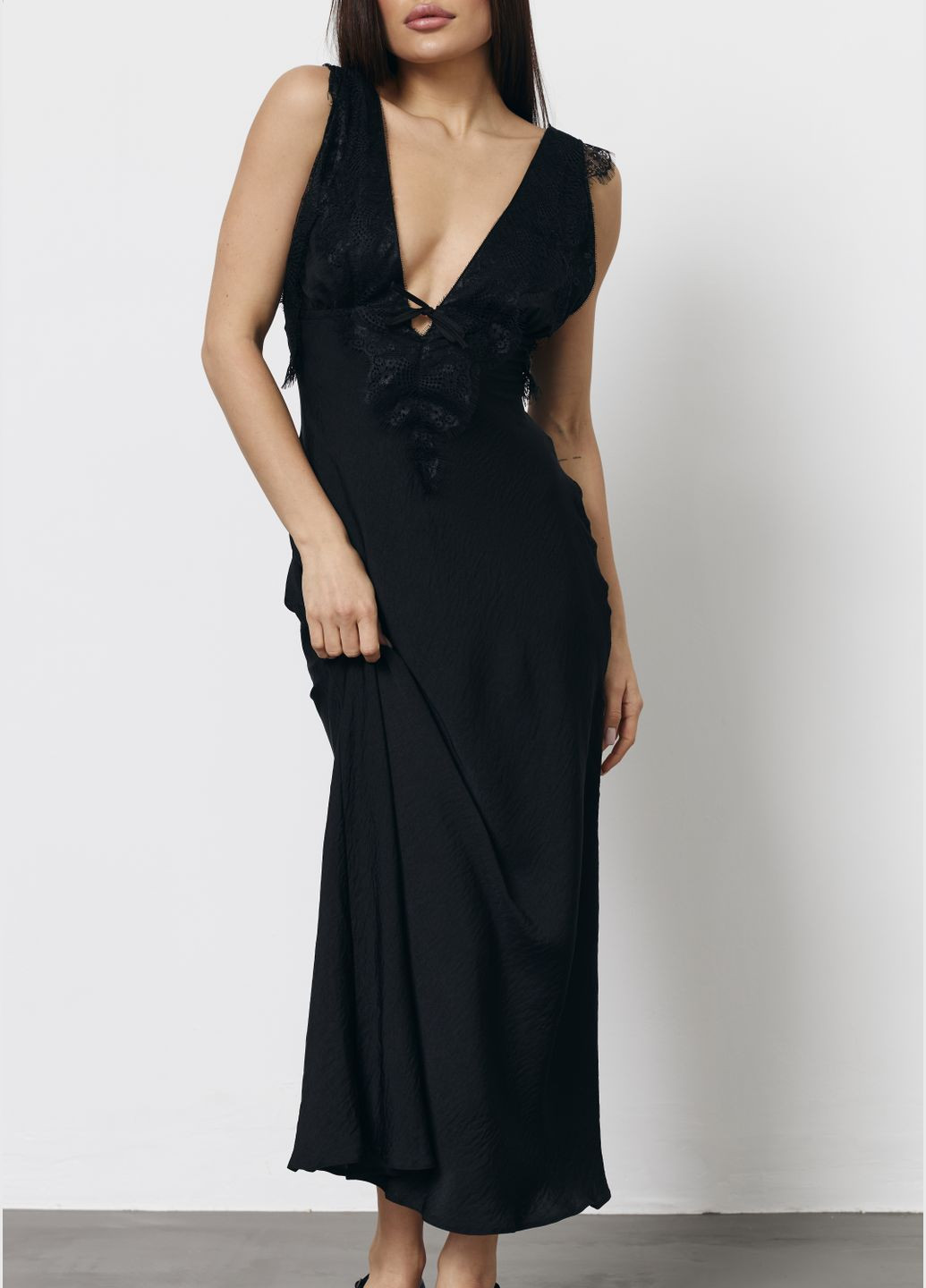 Черное вечернее женское платье-комбинация с широкими бретелями и кружевом ZF inspire однотонное