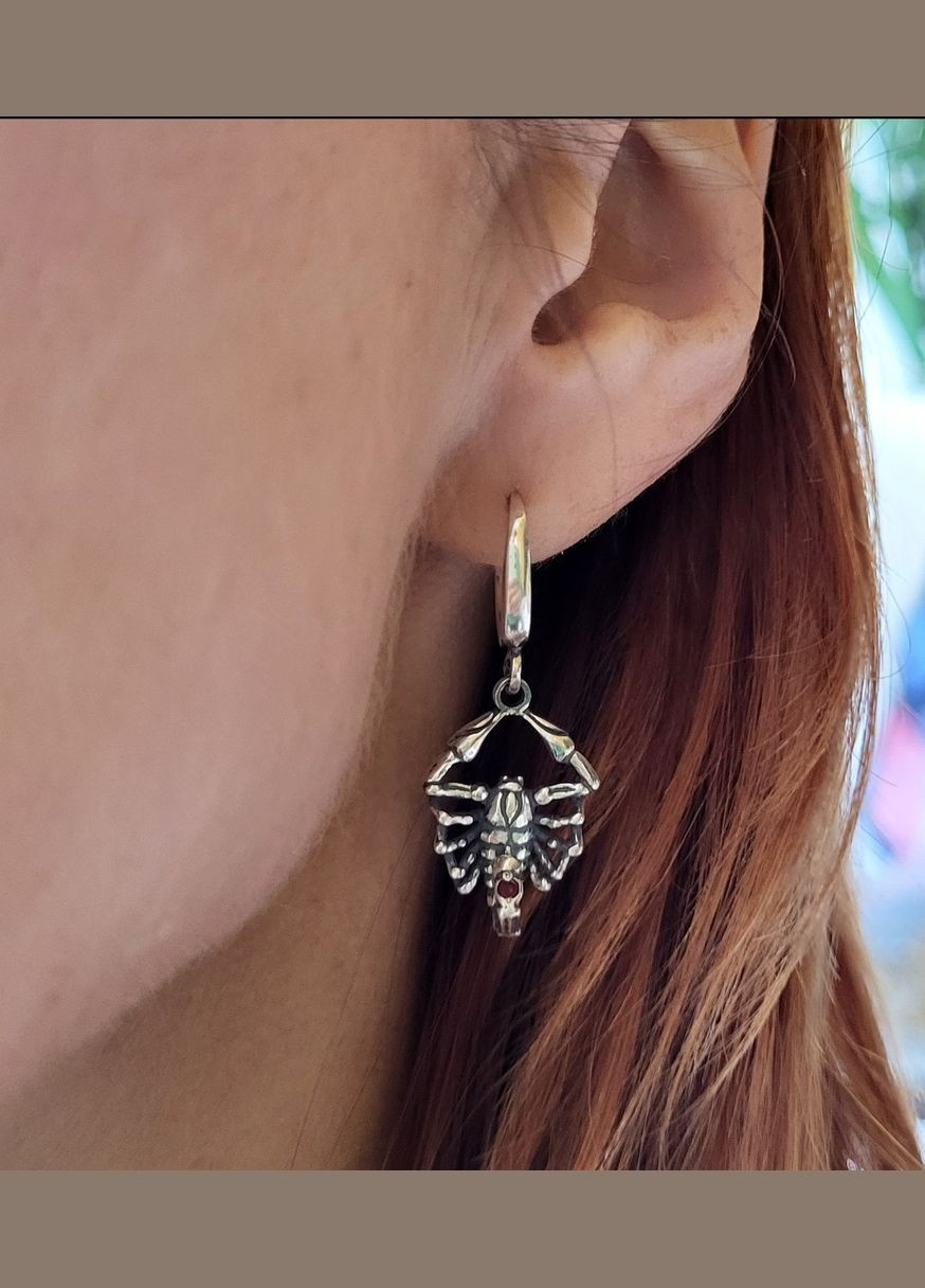 Срібні сережки з підвіскою Скорпіон Чорнене срібло 925 проби 2540 4.38г No Brand (306742607)