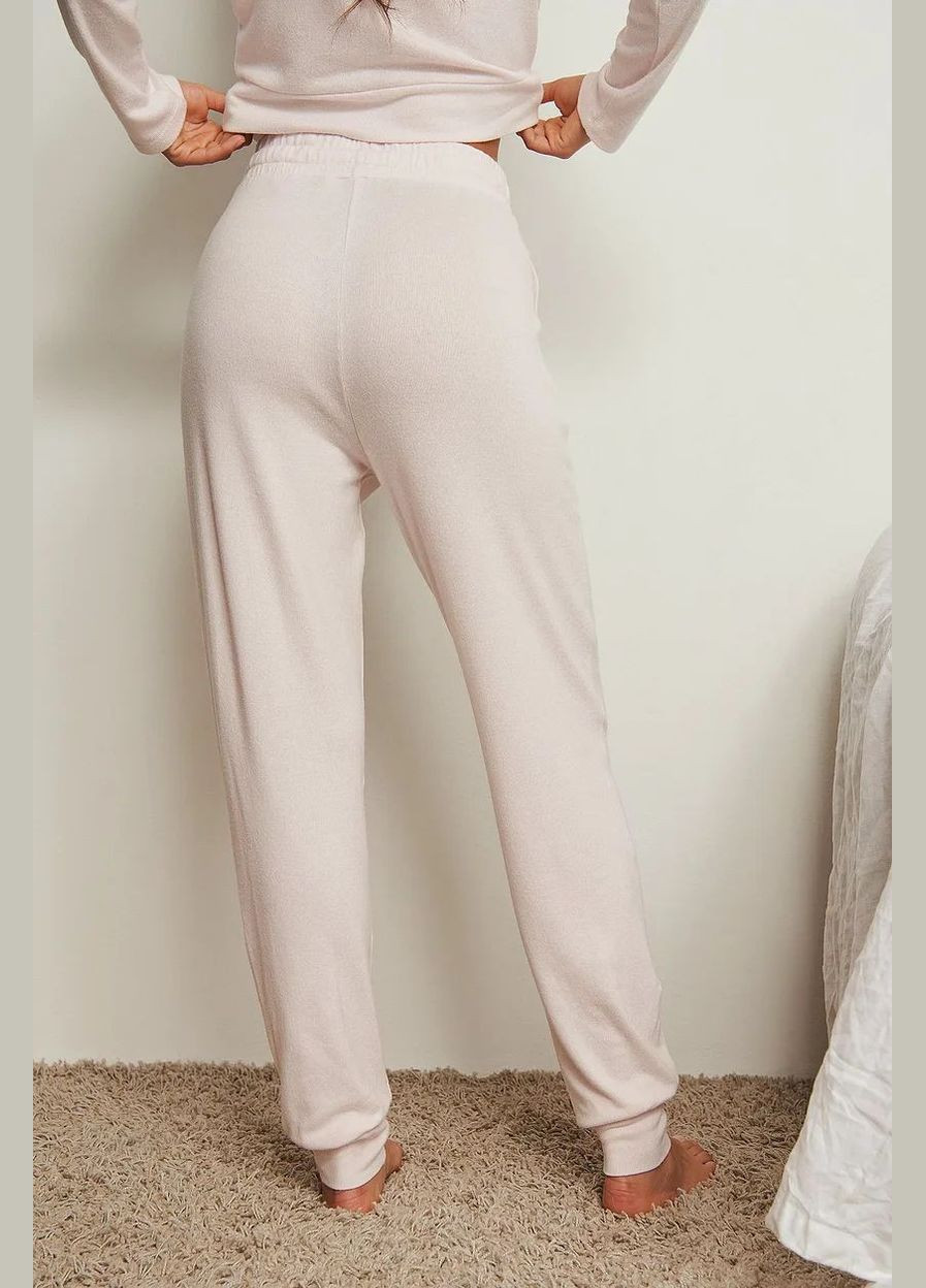 Светло-розовые брюки NA-KD