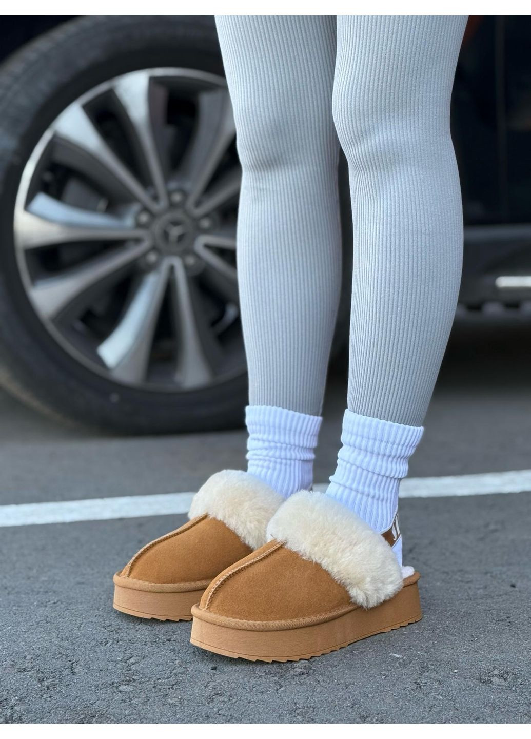 Жіночі капці уггі теплі сліпони на хутрі рижі натуральна замша натуральне хутро висока підошва No Brand (364315579)