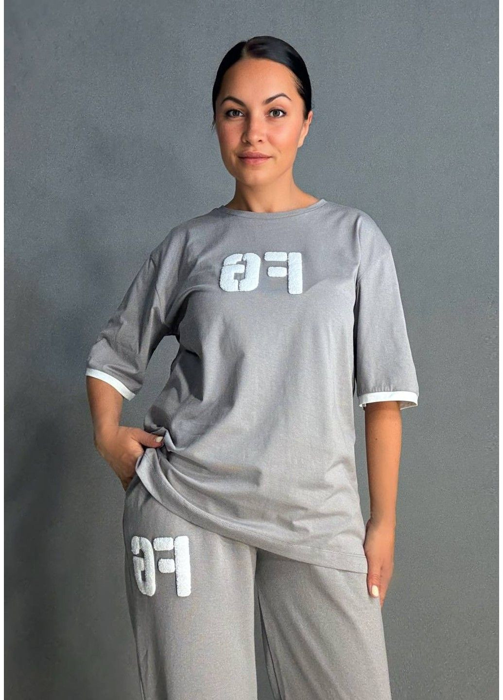 Костюм женский 101190 оверсайз футболка с нашивкой FG и брюки палаццо на резинке серый CAPPITONE (341136142)